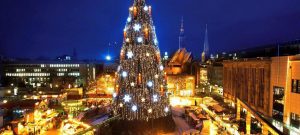 30.11.2010 Dortmund City - Weihnachtsbaum mit U Turm im Hintergrund - Adventsmarkt - Weihnachtsmarkt Dortmund - groesster Baum der Welt - Lichterglanz Copyright Fotograf Stephan Schuetze